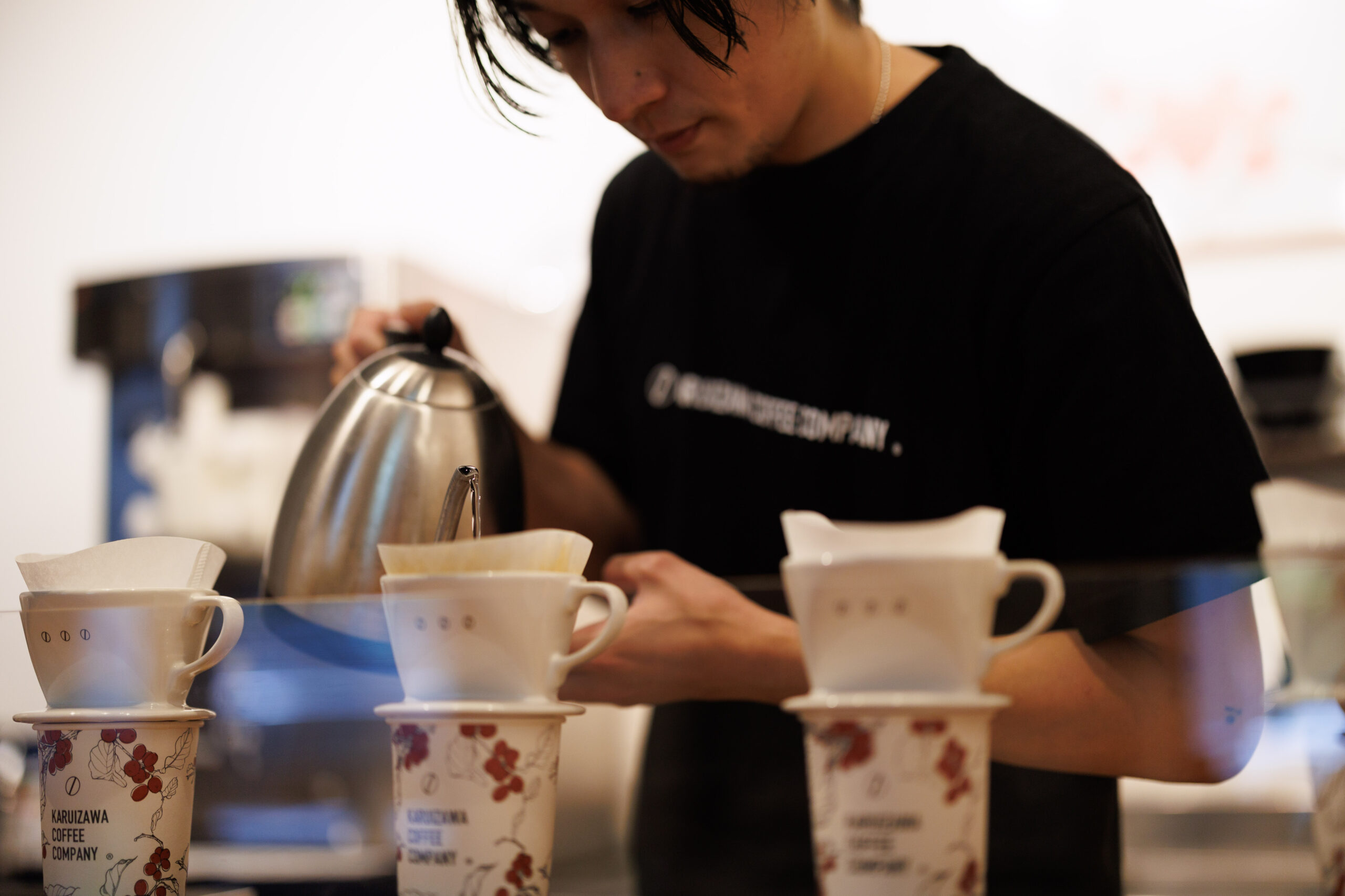 KARUIZAWA COFFEE COMPANYでハンドドリップする板倉和之